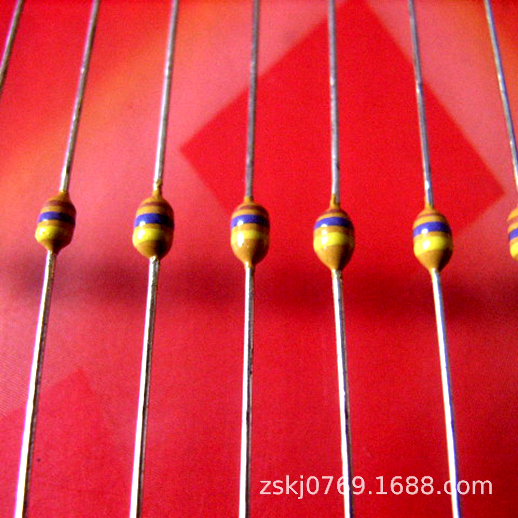 厂家直销轴向色环独石电容47PF J 50V