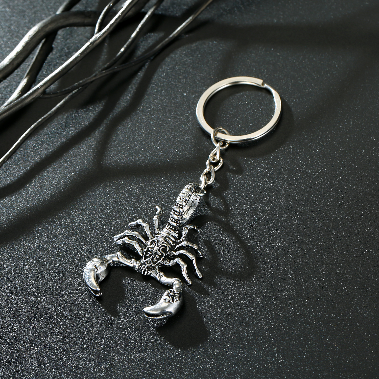 Croix-frontière Nouvelle Arrivée Punk Métal Porte-clés Vintage Crâne Croix Porte-clés Personnalité Tête De Vache Serpent Pendentif Pour Hommes display picture 4