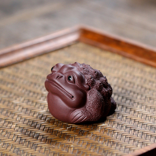 Manufacturer wholesale Yixing purple sand three-legged golden toad handmade tea pet toad tea ceremony ornaments can be kept and played with