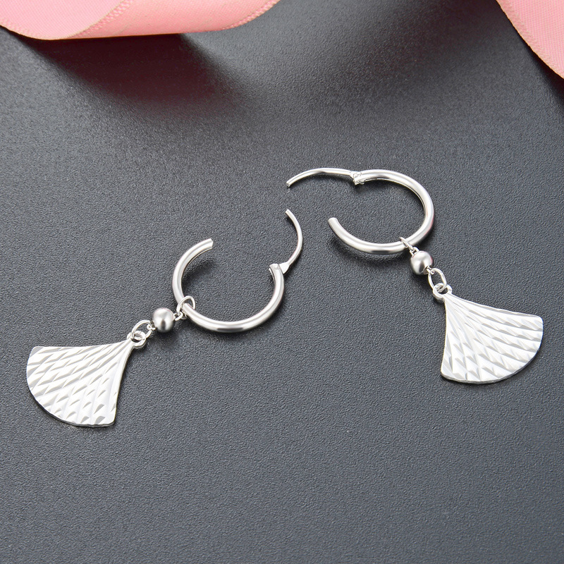 Japonés s925 plata tallada pendientes de las mujeres de estilo coreano simple todo partido pendientes creativos pendientes en forma de abanico suministro directo de fábrica
