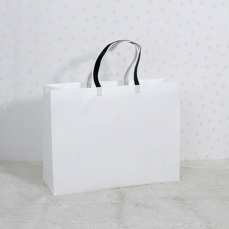 En stock bolsa de tienda de ropa logotipo personalizado bolsa de protección ambiental personalizada bolsa de embalaje de cuatro piezas bolso no tejido recubierto