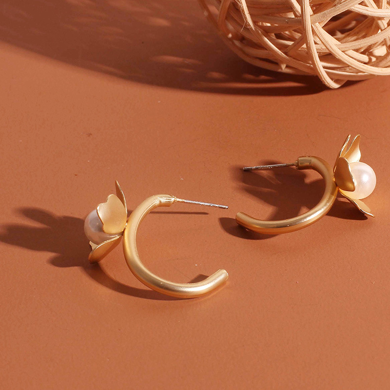 7g Weight Earrings Classification Housewarming, Anniversary, Business, Wedding, Travel, Birthday, Festival Occasion Alloy Material Flower Pattern Women'S Gender Fashion Style Gold Color Fashion C-shaped Golden Retro Fashion Pearl Small Flower Alloy Earrings Wholesale Nihaojewelry 4