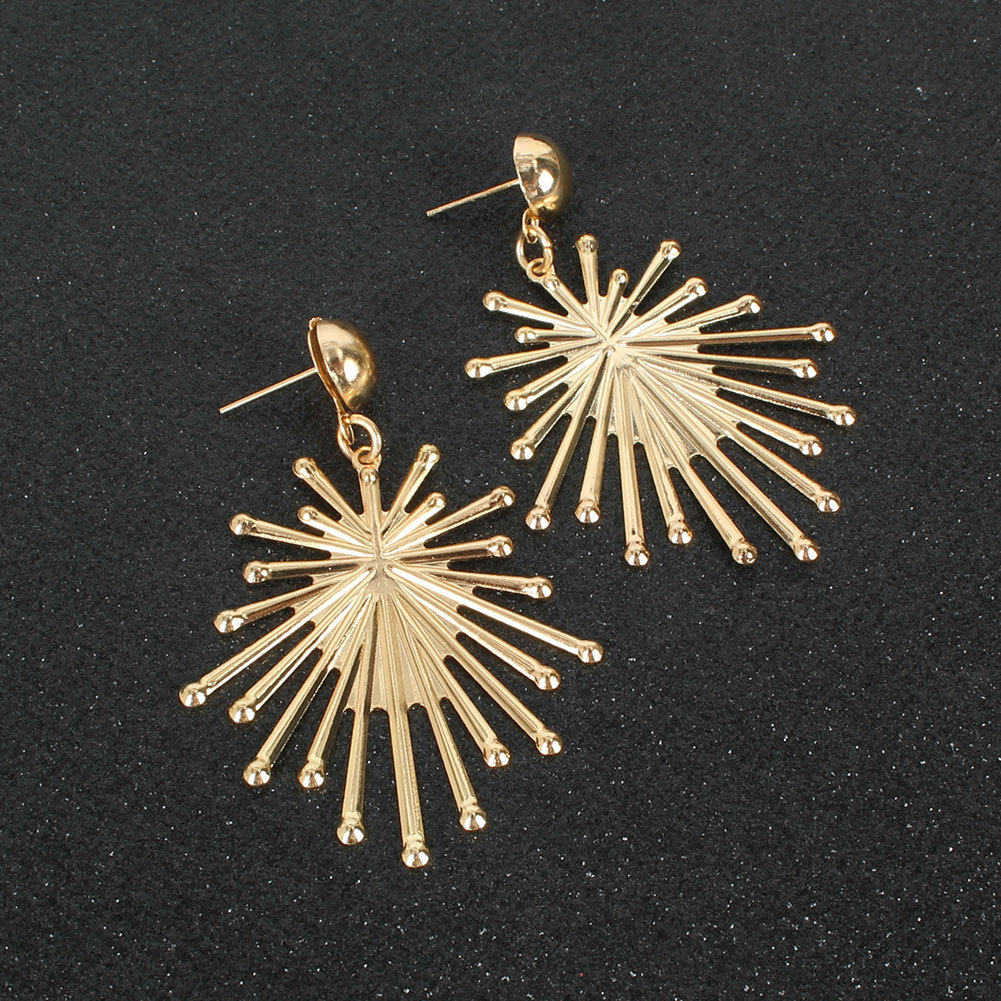 Exaggerated Alloy Fashion Golden All-match Earrings Wholesale display picture 5