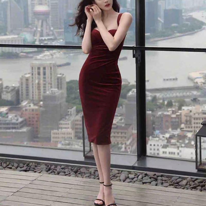 momoshero连衣裙女2020秋冬新款波尔多丝绒玫瑰复古修身吊带裙