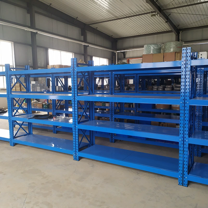 Полка среднего размера с удобным доступом к распределительному центру, подходящая для склада механической мастерской