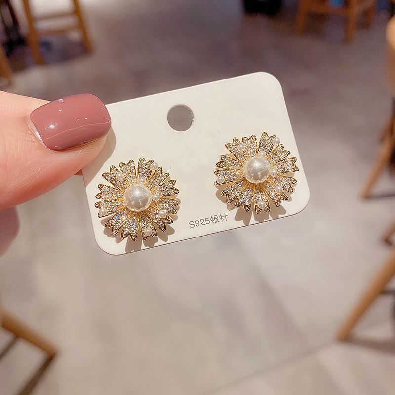 S925 Silber Nadel Zirkon Mikro-eingelegte Blume Perle Ohrringe display picture 1
