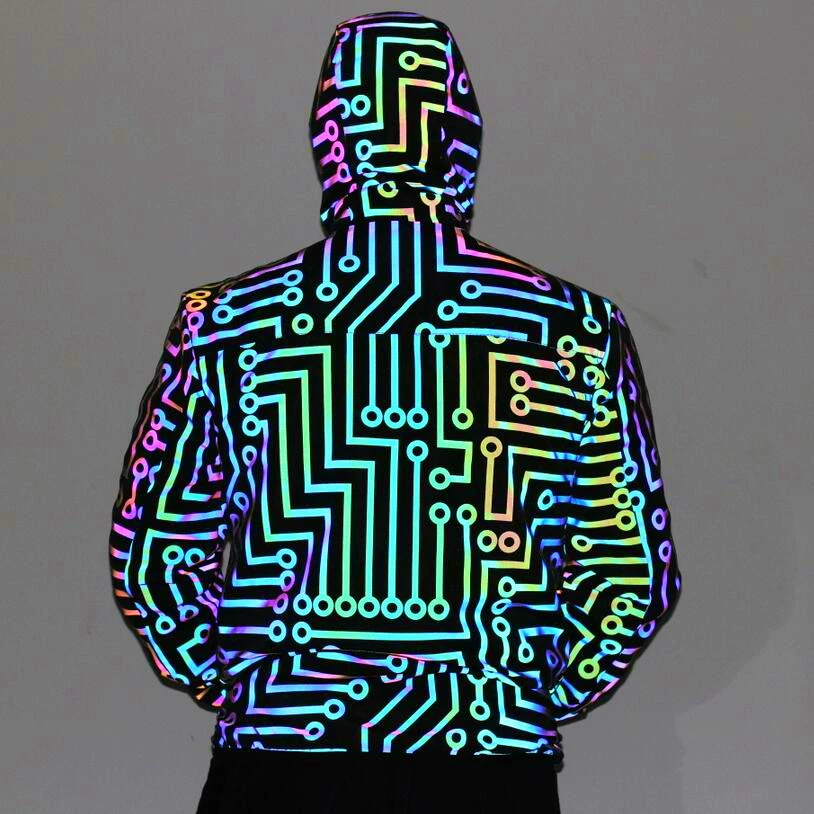 Vista frontal de la chaqueta reflectante con estampado de circuito arcoíris