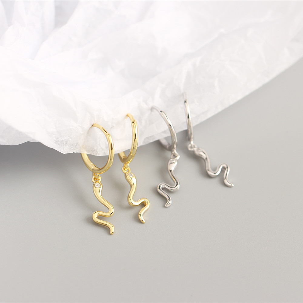 Yhe0229 Yihua European And American Entry Lux S925 Sterling Silver Ins Golden Snake-shaped Earclip Earrings Versatile Earrings display picture 4