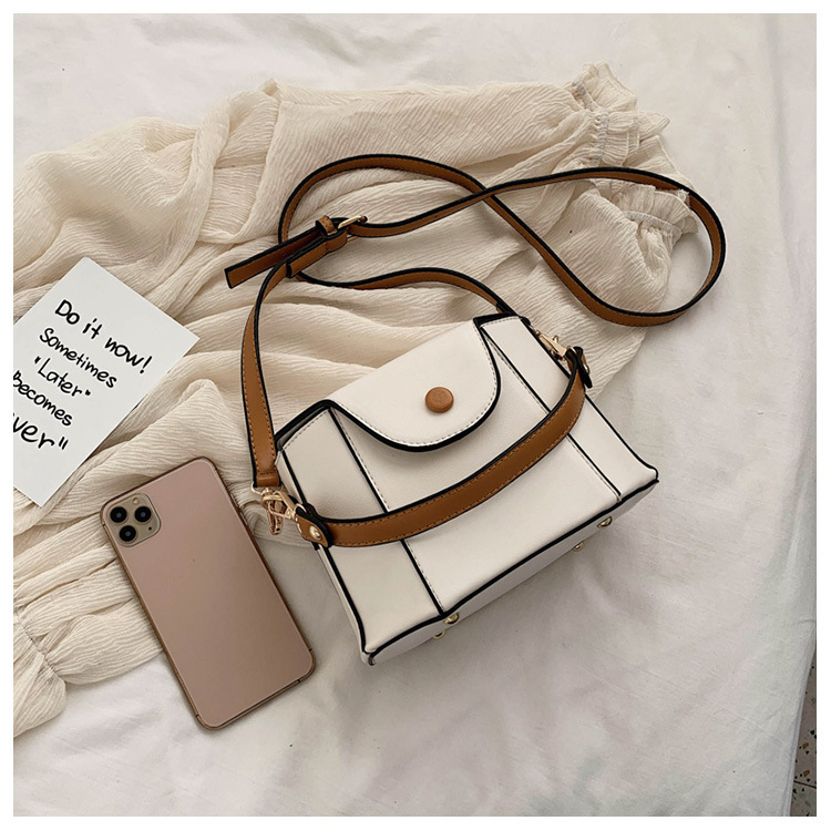 New Korean Fashion Simple Messenger Bag display picture 1