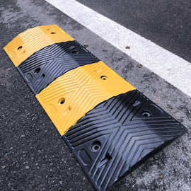 橡胶减速带 道路减速板 公路汽车斜坡限速缓冲带 铸钢减速垄工厂