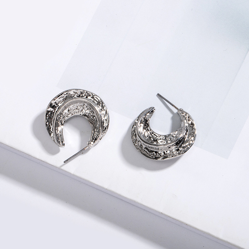 Korea Metal Hammered Simple Cool Style Earrings Wholesale Nihaojewelry display picture 3