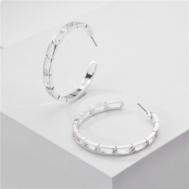 Mode Simple Style Chaîne En Or Forme Exagérée En Métal Grosse Boucle D&#39;oreille En Gros Nihaojewelry display picture 1