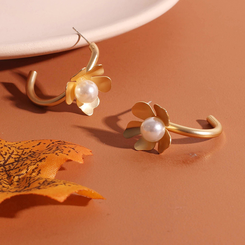 7g Weight Earrings Classification Housewarming, Anniversary, Business, Wedding, Travel, Birthday, Festival Occasion Alloy Material Flower Pattern Women'S Gender Fashion Style Gold Color Fashion C-shaped Golden Retro Fashion Pearl Small Flower Alloy Earrings Wholesale Nihaojewelry 5
