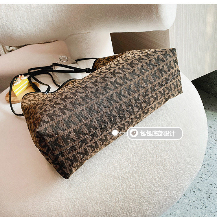 Autumn And Winter Women's Big Bags Fashion All-match Mother Shoulder Messenger Bag display picture 13