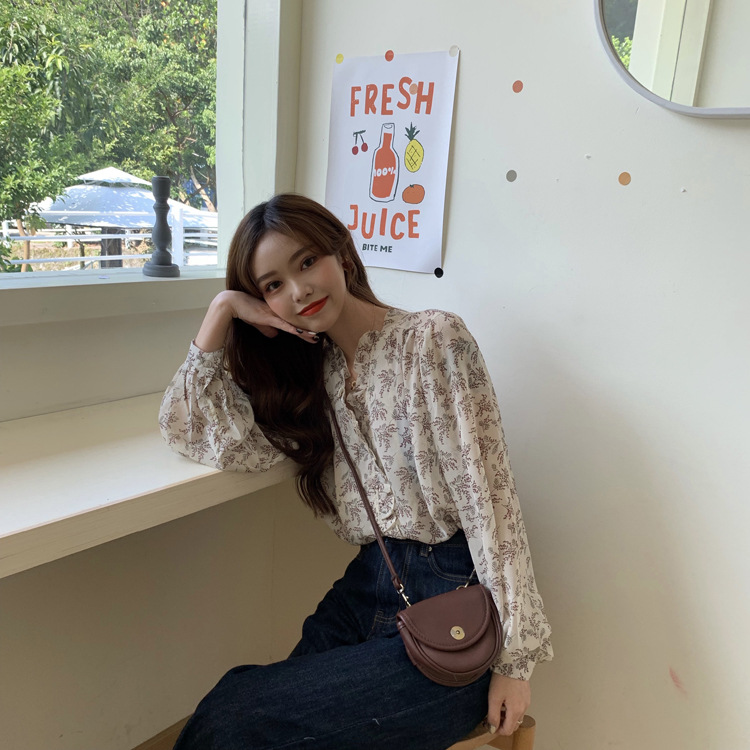 The 2022 new style of Korean-style, gentle and stylish floral chiffon sweater for women, long-sleeved base layer and puffed sleeve top pic 5
