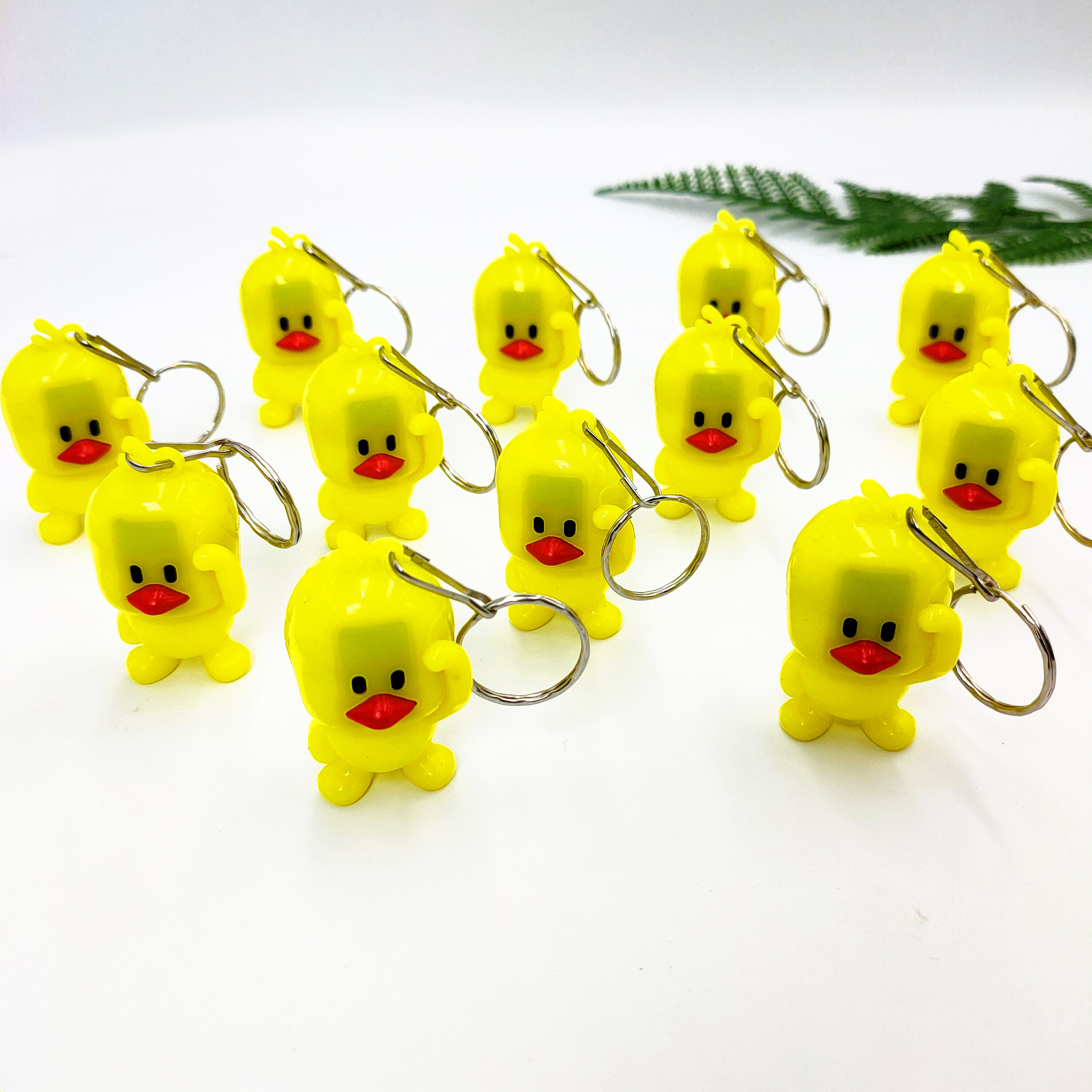 Celebridad en línea pequeño pato amarillo luminoso tiktok pato llavero colgante creativo wechat push Scan código pequeño regalo juguete luminoso