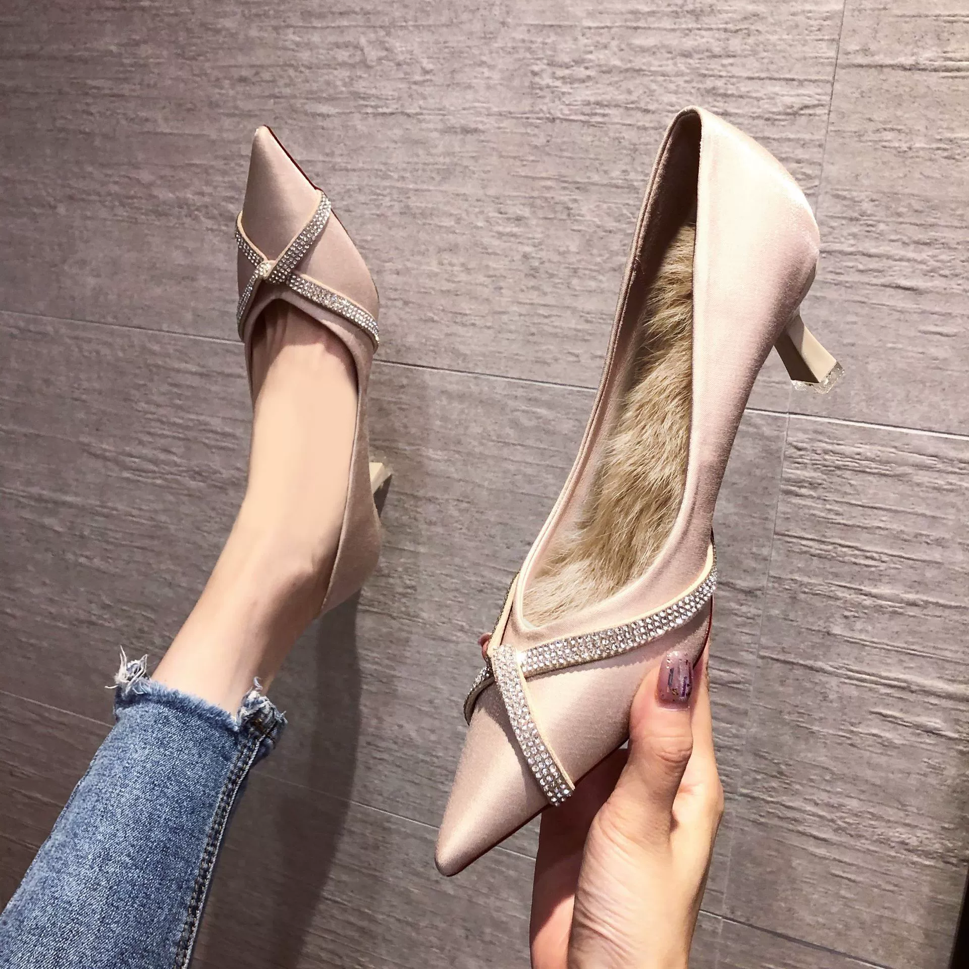 666-78 Остроконечные стильные женские туфли на высоком каблуке с мелким ртом, атласные туфли на шпильке со стразами, женские одиночные туфли на резиновой подошве на каждый день