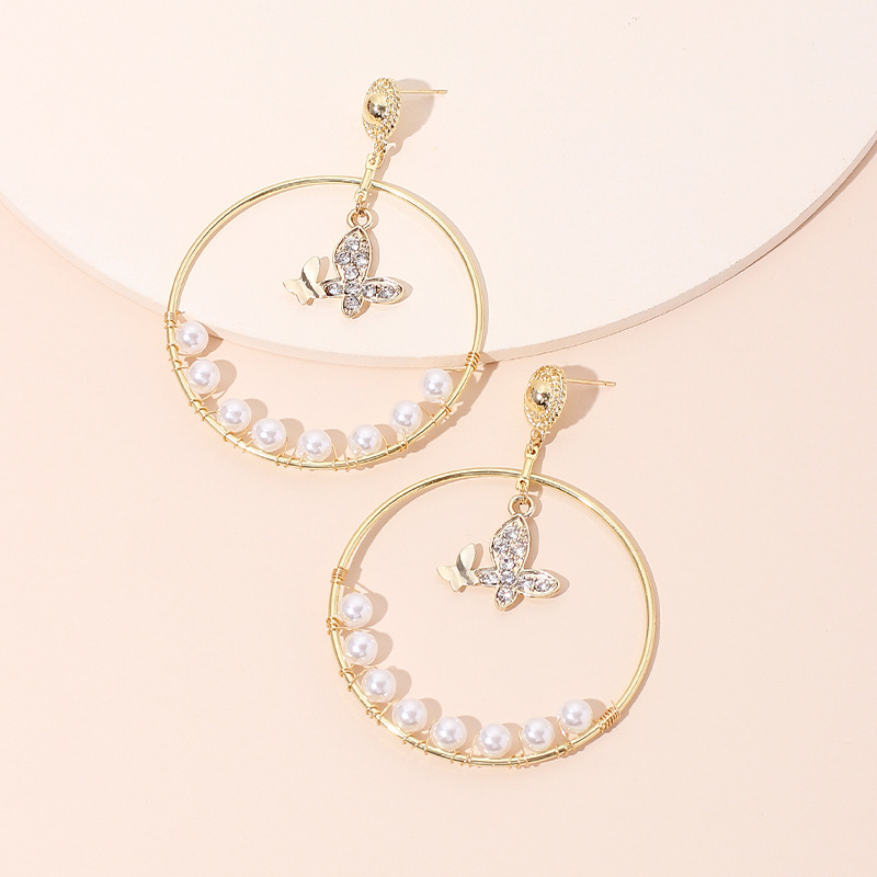 Nischen Vielseitige Diamant-schmetterlings Anhänger Geometrische Große Kreis Ohrringe Kaltwind Französische Damen Perlen Ohrringe display picture 2