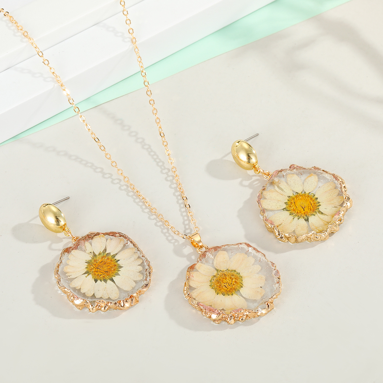 fashion jewelry daisy sun flower pendant necklace imitation natural stone sweater chain dried flower resin lady wholesale nihaojewelrypicture2