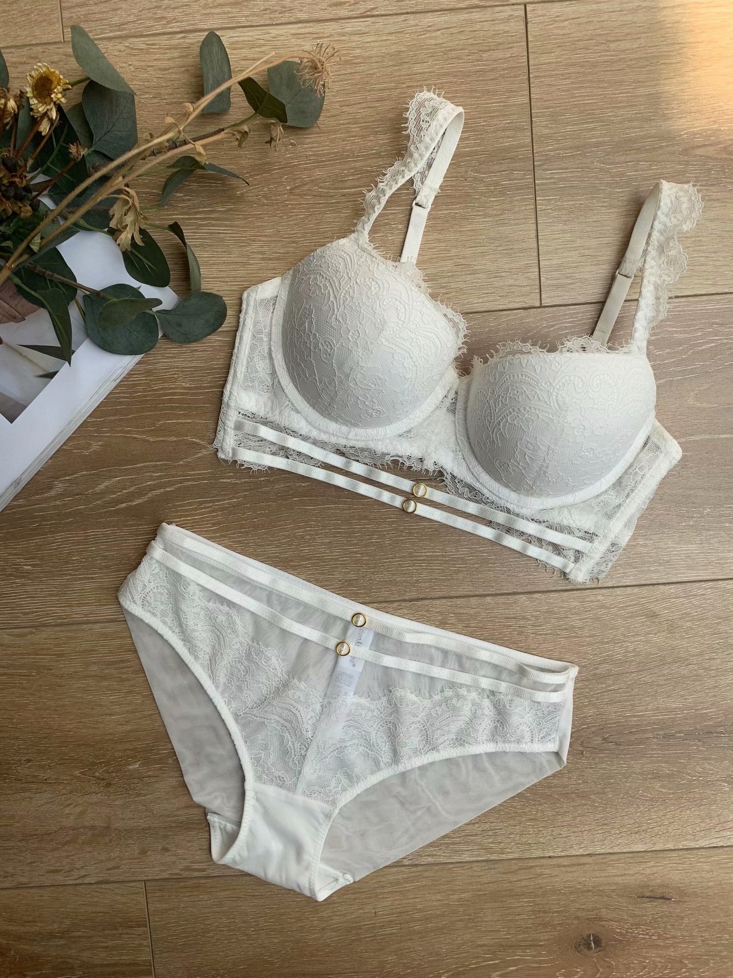 New French Sexy Lace Overlay with Steel Ring Gathering Large Women's Bra Set_voghion.com