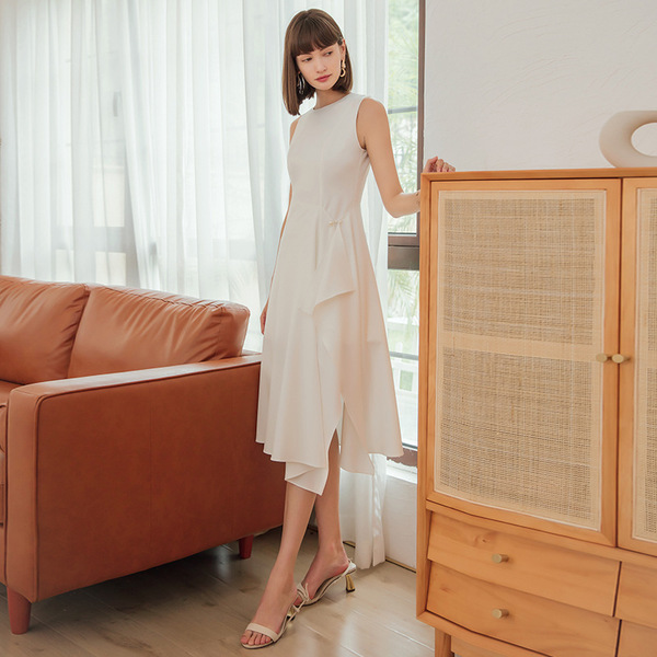Fresh fashionable three dimensional elegant white dress with a round…