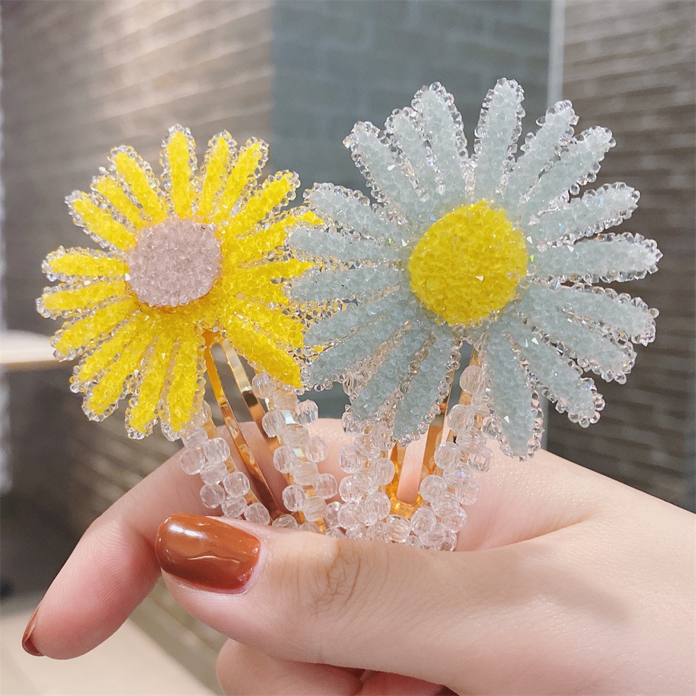 Korean Style Crystal Small Daisy Hair Clip display picture 1