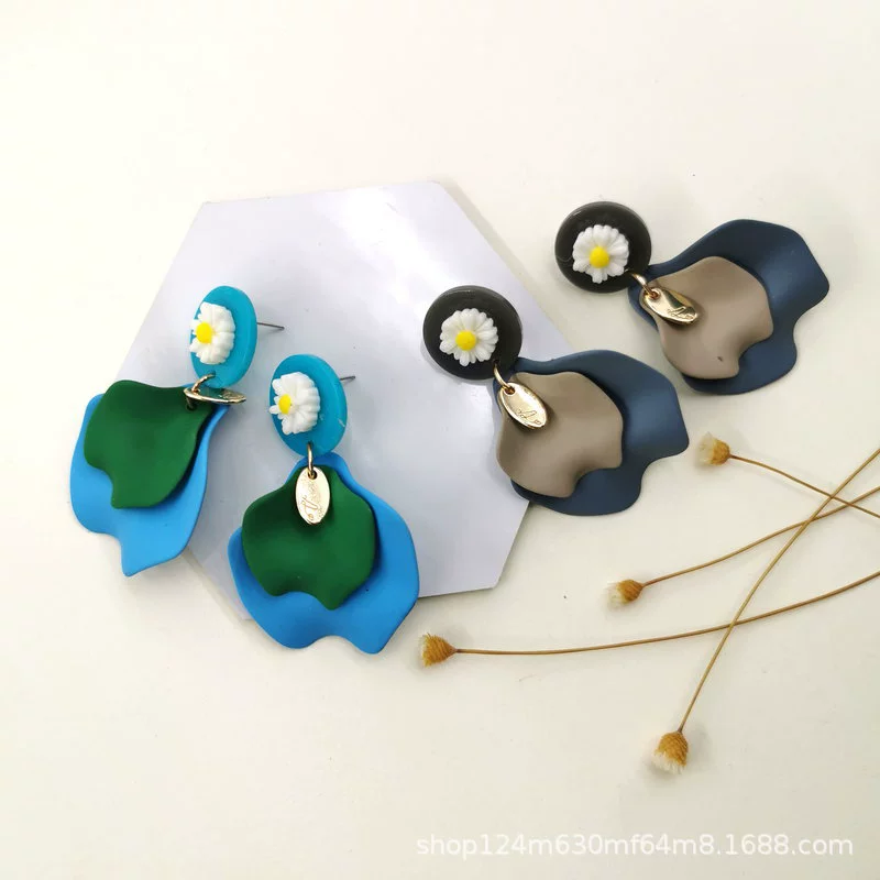 Retro brand cute earrings, factory direct supply, Japanese and Korean, simple and elegant design