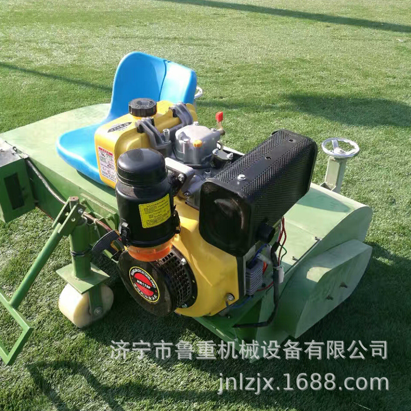 厂家生产汽油草坪梳草机 人造草坪梳草机 座驾式刷草机认购金