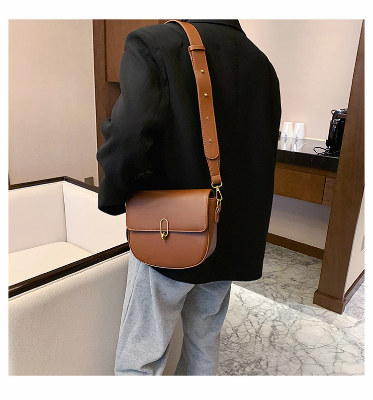 Retro Fashion Messenger Bag display picture 14