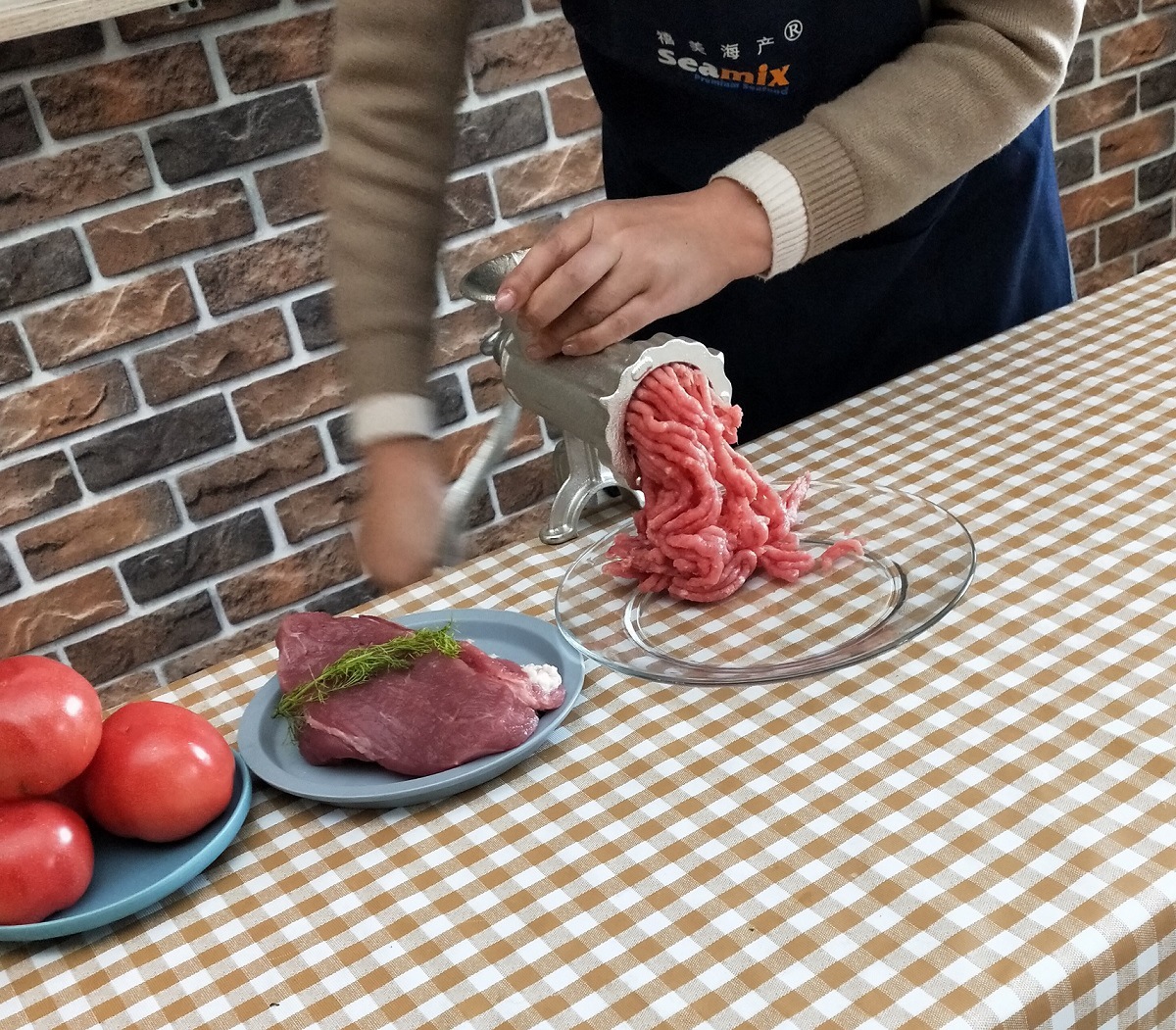 手摇绞肉机 铸铁材质表面电镀锡，带灌肠管和8mm圆刀