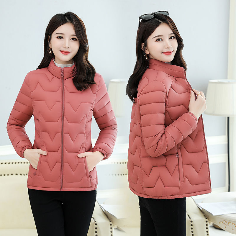Ropa de mujeres de mediana edad otoño invierno ropa de algodón chaqueta corta ropa de madres ropa de algodón de pluma ligera ropa de algodón de tamaño grande ropa de ancianos