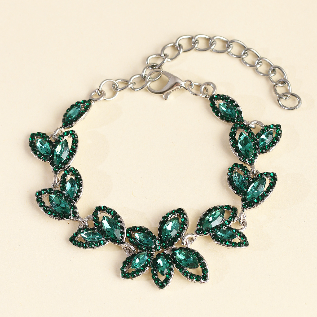 Bijoux De Mode Créatif Alliage Diamant Feuille Bracelet En Gros Nihaojewelry display picture 13