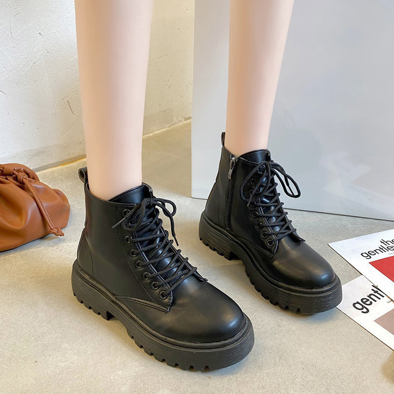 黒い前にマーティンブーツを持っています。|undefined