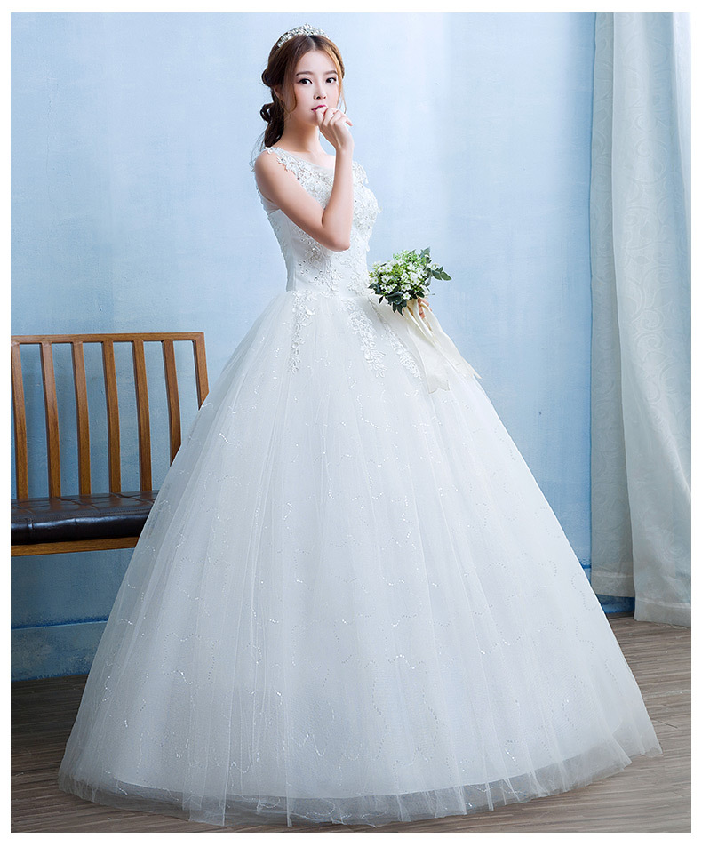 Abito da sposa elegante in pizzo linea svasata lungo a terra_voghion.com