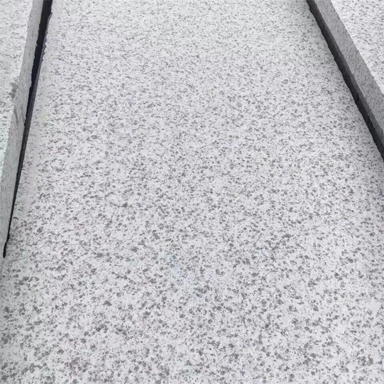 河南芝麻白石材矿山批发 荔枝面石材广场地铺 路沿石加工定制