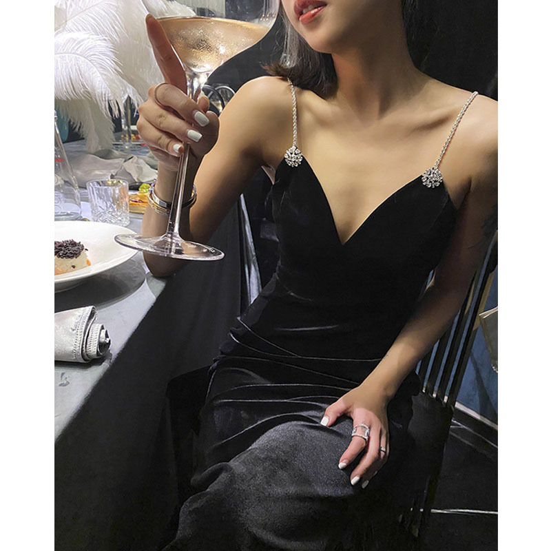黑色钻饰V领吊带丝绒连衣裙2020新款宴会气质优雅女神范性感礼服