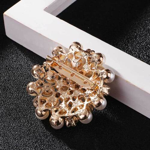 Japanese and Korean fashion round pearl brooches, versatile evening dress safety pins, bags, clothing and accessories