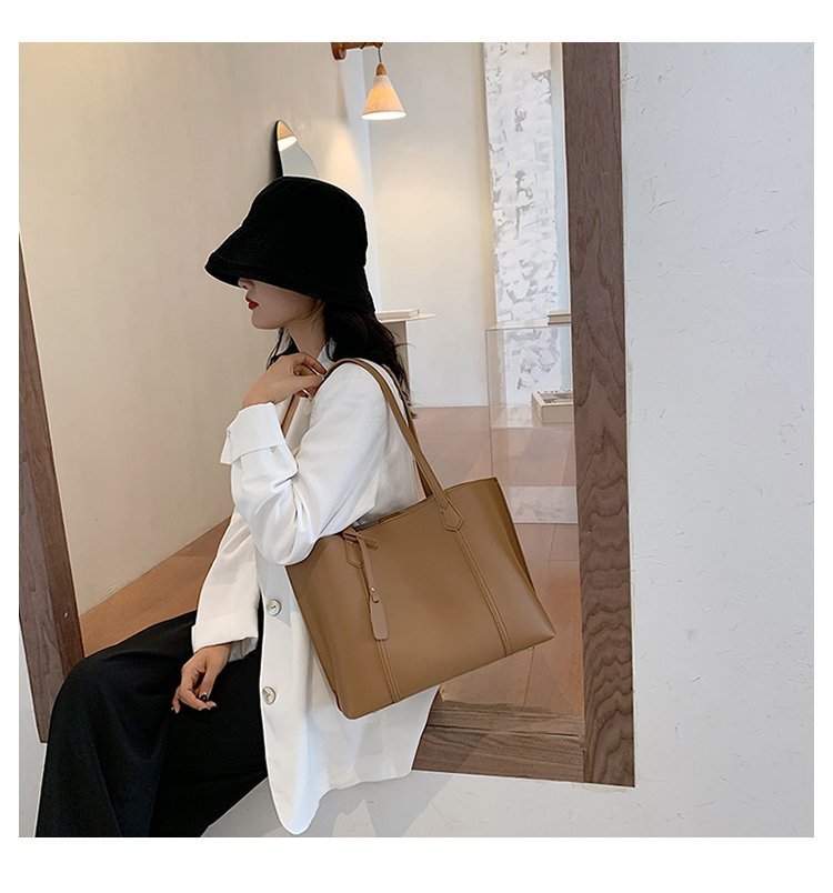 Large Capacity Bag Women's Bag 2020 New Popular Net Red Casual Tote Bag All-match Ins Shoulder Portable Big Bag display picture 4