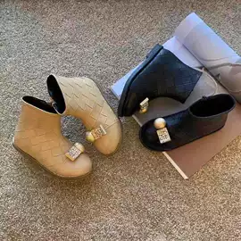 童皮鞋;童皮靴;童凉鞋