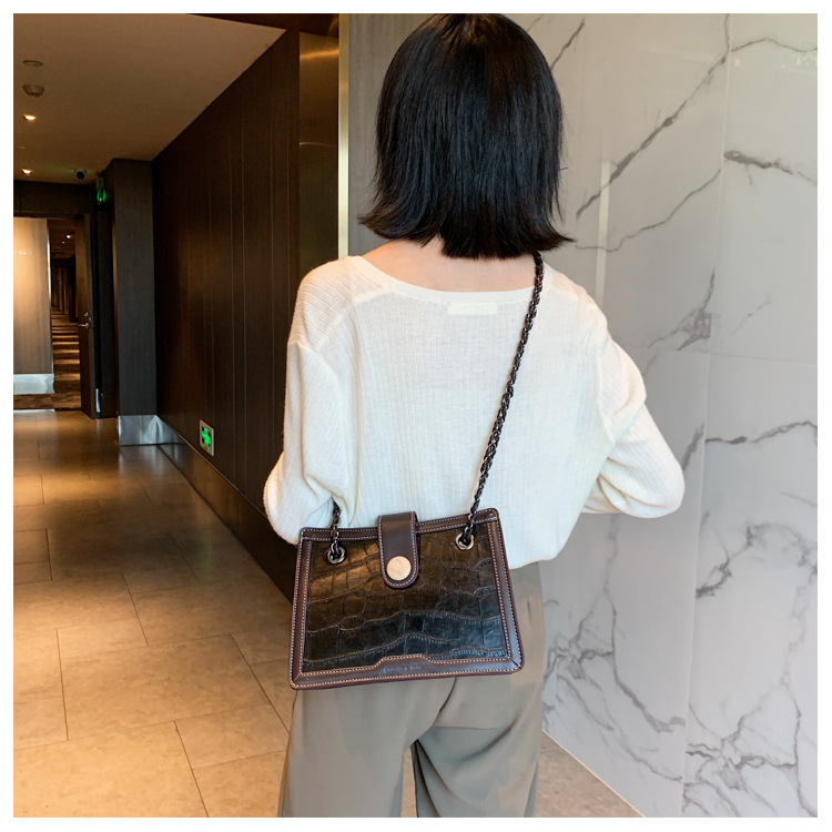 Simple Large-capacity Fashion Retro One-shoulder Messenger Handbags display picture 8