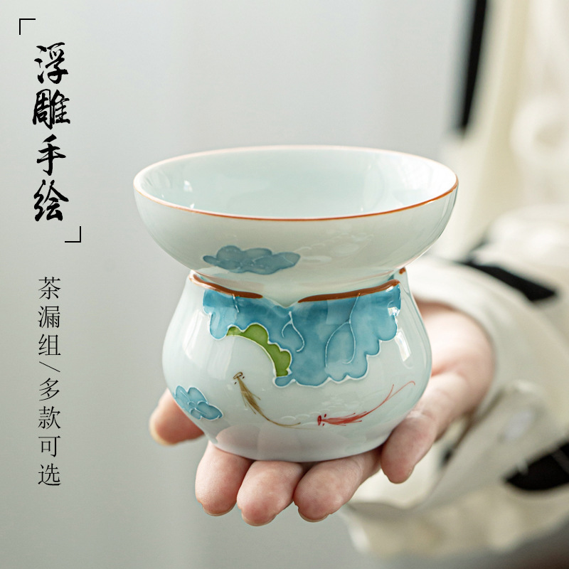 Dulce blanco en relieve pintado a mano colador de té de cerámica colador de té pintado a mano colador de té celadón colador de Té