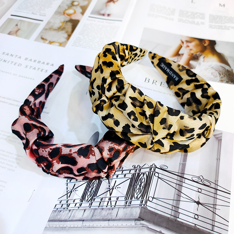 Korea's New Flower Bud Models Pleated Leopard Headband High-end Wide-edge Pressure Card Retro Wholesale Nihaojewelry display picture 1