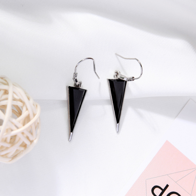 Retro Hong Kong Style Geometric Earrings High Sense Long Section Face Thin Triangle Earrings Niche Gemstone Earrings Wholesale Nihaojewelry display picture 7