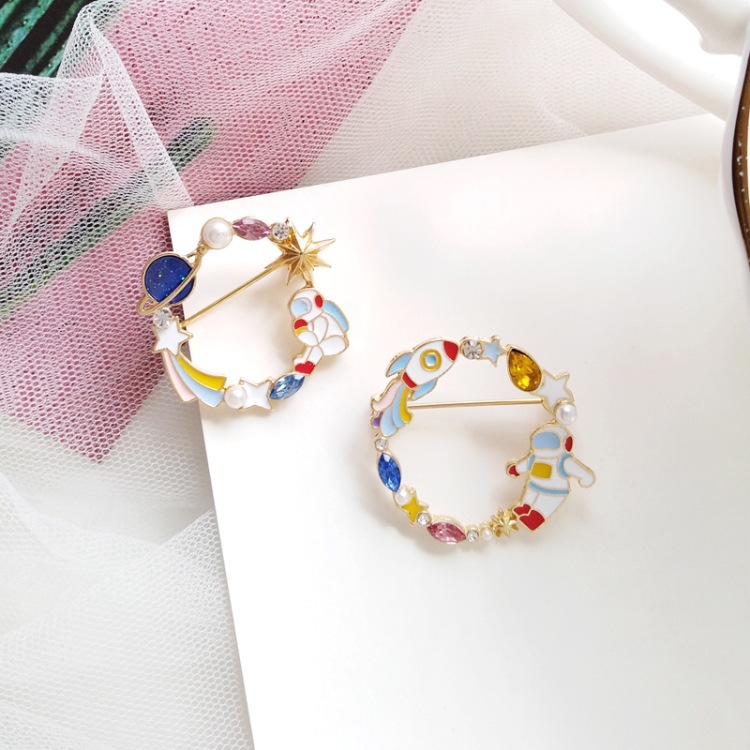 百搭创意唯美太空人系列胸针多彩颜色甜美少女日韩风胸饰绽放美身