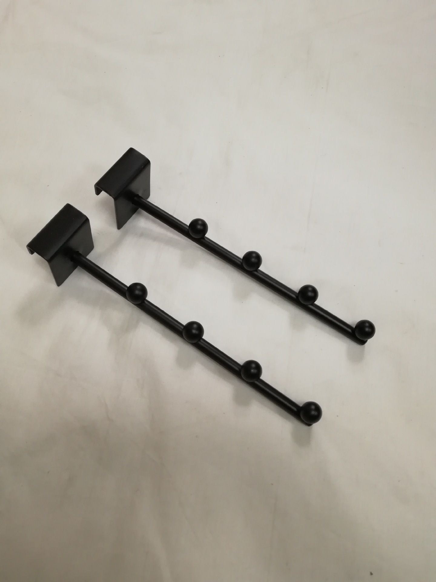 Suministrado directamente desde la fábrica Foshan Duogu para exportación a Argelia, gancho de tubo cuadrado negro de 16*32 con alambre de 8 mm, tipo montaje en pared.