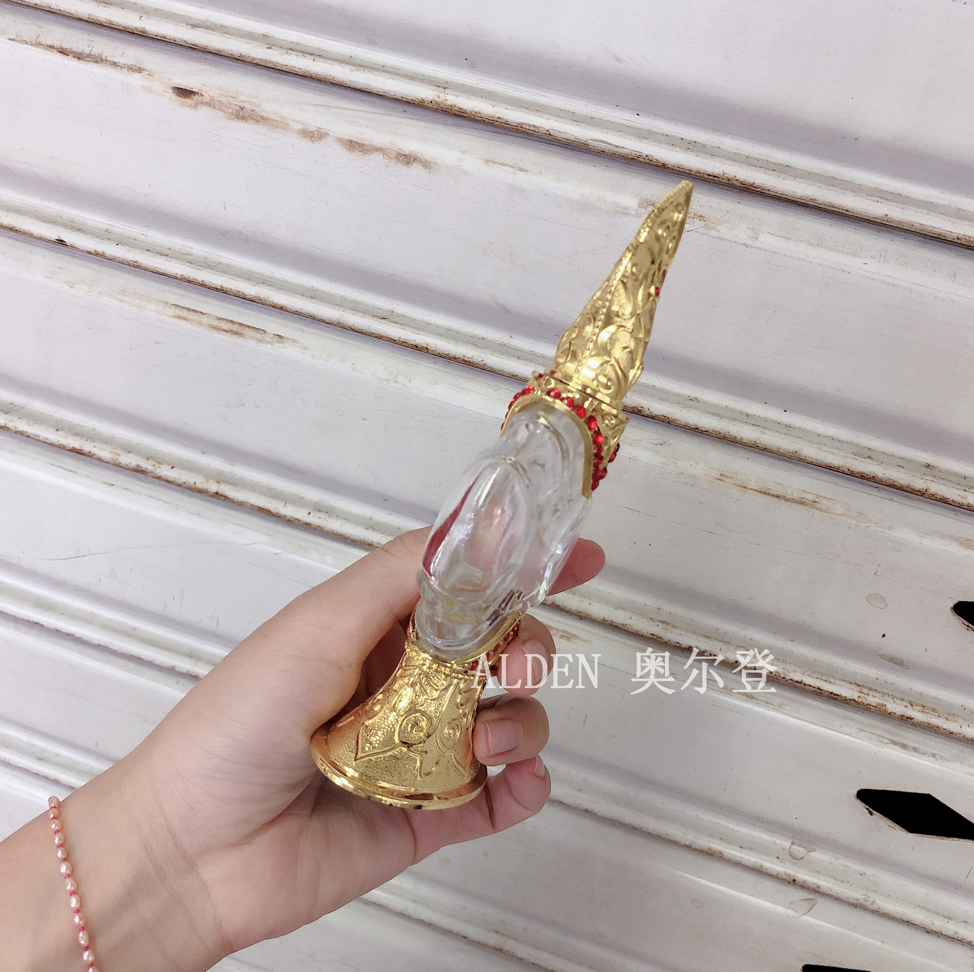 A high-end alloy perfume bottle with a golden glass empty bottle for Dubai vintage essential oil perfume detail image 5