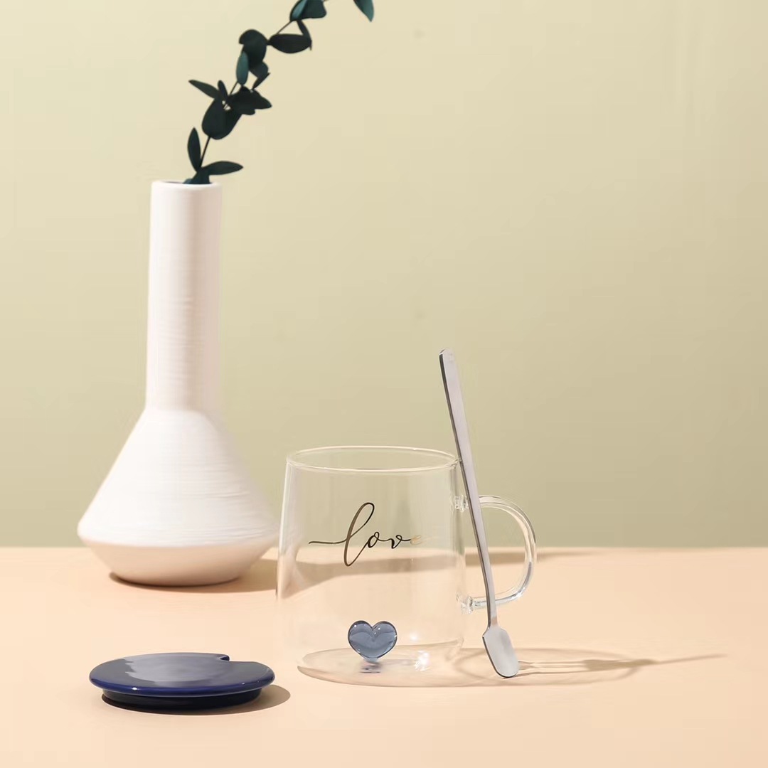 Personalidad creativa pareja de vidrio transparente taza de agua con tapa cuchara taza resistente a altas temperaturas melocotón corazón tridimensional niña taza