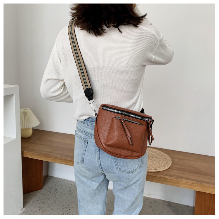 Women's Small Pu Leather Solid Color Classic Style Square Zipper Saddle Bag display picture 1