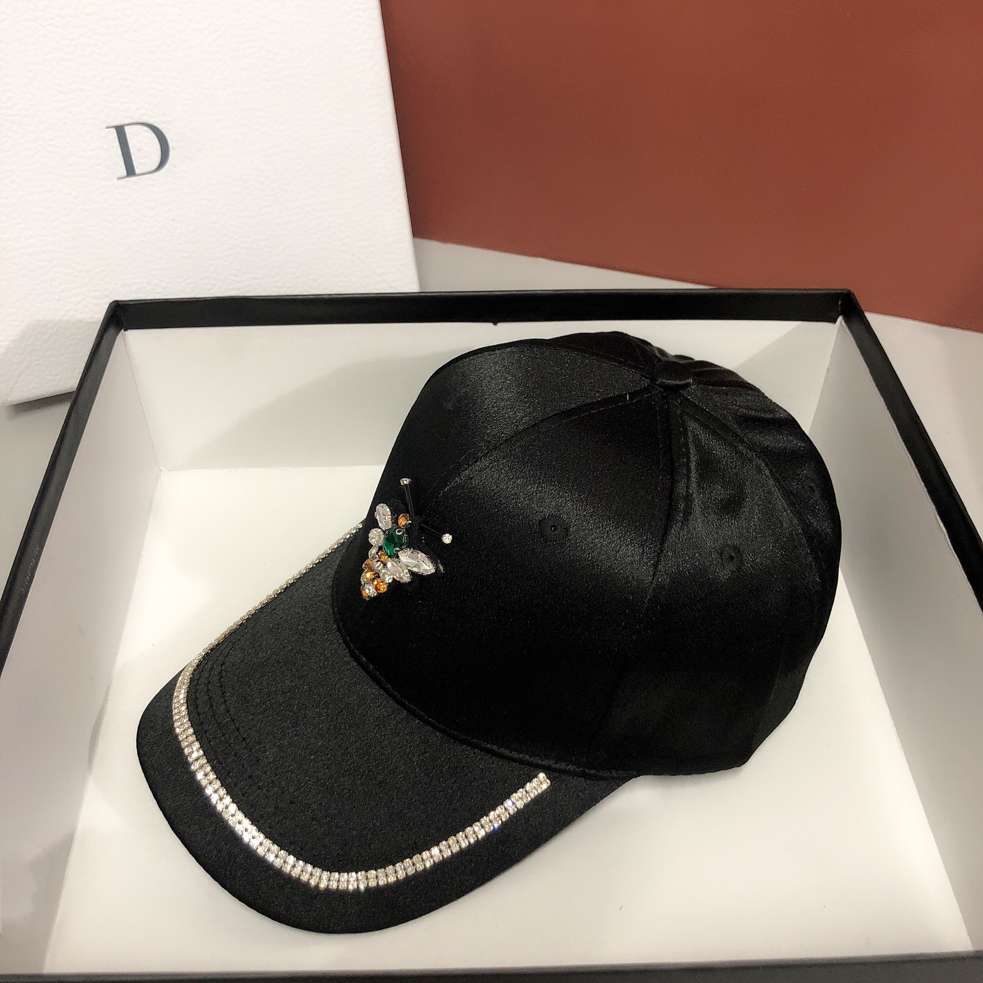 Damen Baseball Cap Aus Satin Mit Biene Und Strassbesatz_voghion.com