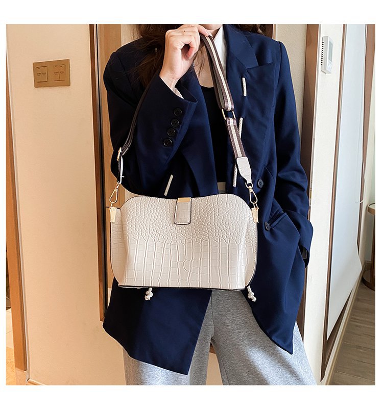 All-match Women's Messenger Bucket Crocodile Pattern One-shoulder Picture Autumn New Messenger Women's Bag display picture 1